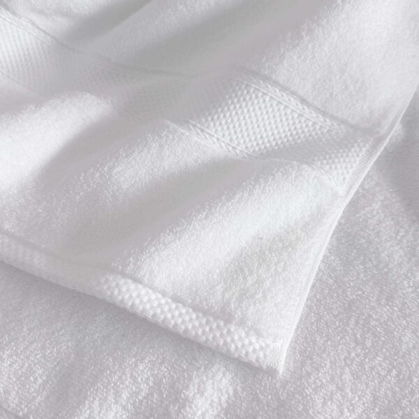 samifyhome-white-cotton-towel-texture-detail.jpg Close-up showing the soft plush texture and hem stitching of a Samifyhome cotton towel